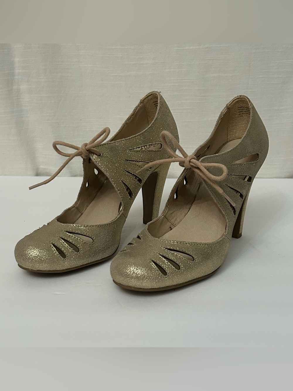 Seychelles Anthropologie "Brave" Gold‎ Glitter Cutout Mary Jane High Heel Pumps